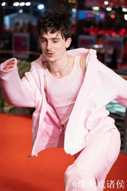 好莱坞明星“甜茶”被拍到全身红衣出行，手上戴着拜仁手套